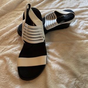 Skechers white strapped wedges size 8 EUC